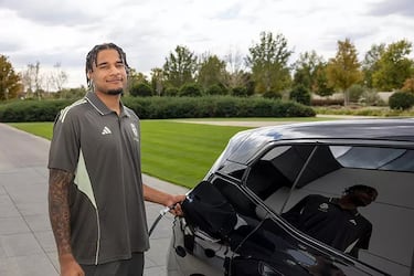 La plantilla del Real Madrid Baloncesto recibe sus nuevos coches