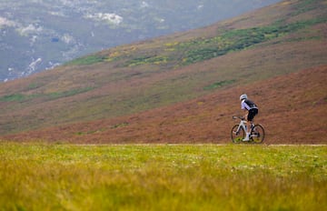 El colorido predomina en el paisaje de la zona y prcticamente se mantendr para septiembre, ya que es habitual que tenga dicho color durante buena parte del a?o. Calculo que harn tres minutos el kilmetro. Es uno de los mejores descubrimientos que recuerdo, explica Escartn en una subida que durar alrededor de media hora.