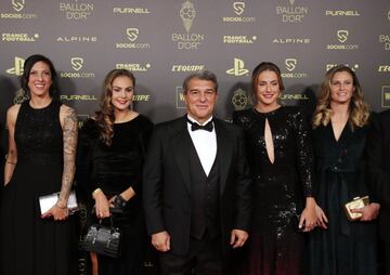 Joan Laporta, presidente del Barcelona con las jugadoras del Barcelona femenino Alexia Putellas, Sandra Paños, Jenni Hermoso y Lieke Martens.