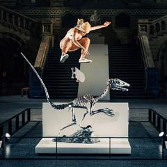 Varias skaters patinan en el Museo de Historia Natural de Londres