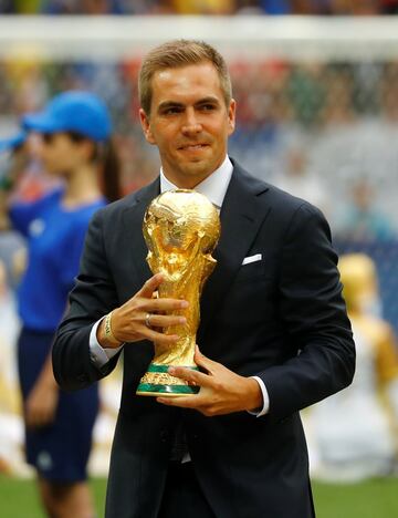 Philipp Lahm, capitán de Alemania en la última Copa del Mundo encargado de presentar el trofeo.