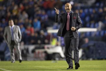 El español tuvo un paso por el fútbol mexicano con el Cruz Azul, al cual clasificó a la liguilla tras seis torneos de no lograrlo. En el 2017 dejó a los cementeros.