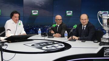 Jorge Sampaoli, con José Ramón de la Morena y José Castro.