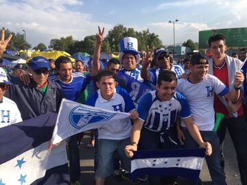 Así se vive el ambiente en el Estadio Azteca para el duelo eliminatorio entre la selección mexicana y el conjunto catracho rumbo a Rusia 2018.