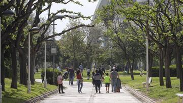 Niños con sus padres el pasado domingo.