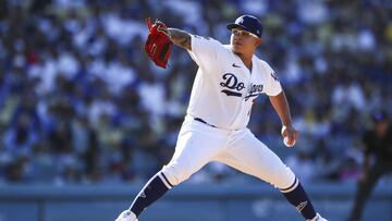Momento en que Julio Urías lanza en el partido contra los Cubs