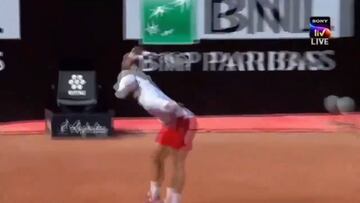 Tras el bolazo a la l¨ªnea, hoy esto: Djokovic sigue con sus serios problemas de autocontrol
