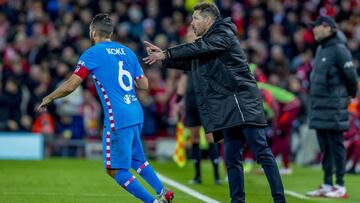 Simeone da órdenes a Koke en el partido ante el Liverpool.