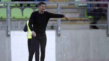 Futbol, Santiago Wanderers vs Union San Felipe
Fecha 17, campeonato de Primera B 2019
El entrenador de Union San Felipe German Corengia da instrucciones a sus jugadores durante el partido de Primera division B contra Santiago Wanderers disputado en el estadio Elias Figueroa de Valparaiso, Chile.
04/08/2019
Andres Pina/Photosport