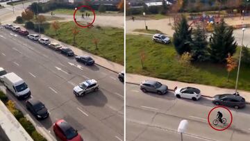 El 'vacile' de un ciclista a un coche de la Policía Municipal en Madrid