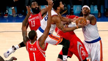 James Harden contempla la penetraci&oacute;n de Rose. Los Rockets arrasaron a los Knicks.