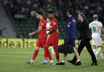 Lesion de Sime Vrsaljko. El jugador croata del Atlético de Madrid tuvo que abandonar el terreno de juego en el minuto 6.