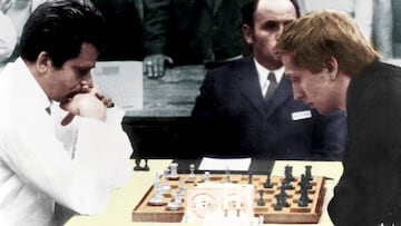 Spassky, izquierda, y Fischer, durante una de las partidas del Mundial de 1972.