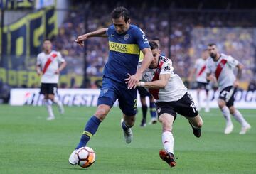 Soccer Football - Copa Libertadores Final - First Leg - Boca Juniors v River Plate - Alberto J. Armando Stadium, Buenos Aires, Argentina - November 11, 2018  Boca Juniors' Carlos Izquierdoz in action with River Plate's Rafael Borre   