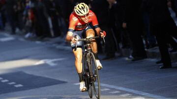 Vincenzo Nibali rueda en la subida al Poggio durante la Mil&aacute;n-San Remo 2018.