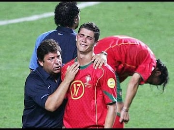 Final de la Eurocopa 2004, Grecia derrotó a Portugal y un joven Cristiano Ronaldo rompe en llanto. Inconsolable. 