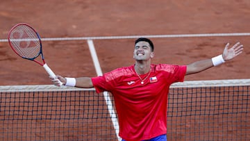 FOTODELDÍA AME3097. SANTIAGO (CHILE), 07/02/2026.- El chileno Tomas Barrios celebra tras vencer a los gemelos serbios Ivan y Matej Sabanov este sábado, en un partido de la Copa Davis entre Chile y Serbia en el Court Anita Lizana del Estadio Nacional, en Santiago (Chile). EFE/ Ailen Díaz