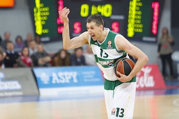 Se le conoció como 3-D, Dimitris Diamantidis Defensa, el único jugador en ser elegido MVP de la Euroliga, MVP de la Final Four y mejor defensor en un mismo año, en un 2011 en el que conquistaba su tercer trofeo continental. Se retiró en 2016 después de doce temporadas en el Panathinaikos, un base-escolta de 1,96 metros de altura y 2,15 de envergadura, unos brazos que le daban alas atrás. Triunfó también con la selección griega después de que el éxito de su país en el Eurobasket de 1987, cuando tenía solo 7 años, le ayudara a decidirse a cambiar el fútbol por el baloncesto. Estaba predestinado a usar las manos, uno de los grandes de este siglo en Europa. Una persona sencilla, casera y de costumbres fijas, a la que la NBA nunca le quitó el sueño.