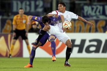 FLORENCE, ITALY - MAY 14: Jose' Maria Basanta of ACF Fiorentina battles for the ball with Carlos Bacca of FC Sevilla during the UEFA Europa League Semi Final match between ACF Fiorentina and FC Sevilla on May 14, 2015 in Florence, Italy. (Photo by Gabriele Maltinti/Getty Images)