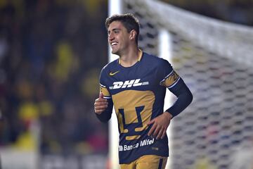 Debutó en 2012 y aunque su posición natural es la de contención, se forjó una carrera como lateral derecho. En su etapa con Chivas buscará revertir la imagen negativa que se hizo en Pumas, ya que la afición auriazul siempre cuestionó su titularidad.