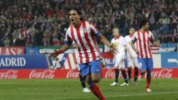 Radamel Falcao abri&oacute; la cuenta del Atl&eacute;tico ante el Sevilla.