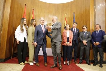 Jorge Más y alcalde Jorge Azcón, acompañados, de izquierda a derecha, por la hija y la mujer del nuevo presidente del Real Zaragoza, la vicealcaldesa Sara Fernández, Gustavo Serpa, Raúl Sanllehí y Juan Forcén.