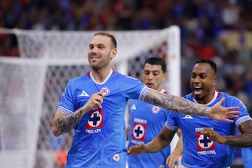 AME5010. GUADALAJARA (MÉXICO), 06/11/2024.- Carlos Rotondi de Cruz Azul celebra un gol este miércoles, durante un partido de la jornada 16 del Torneo Apertura 2024 de la liga MX entre Atlas y Cruz Azul, en el Estadio Jalisco, en Guadalajara (México). EFE/ Francisco Guasco
