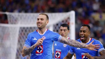 AME5010. GUADALAJARA (MÉXICO), 06/11/2024.- Carlos Rotondi de Cruz Azul celebra un gol este miércoles, durante un partido de la jornada 16 del Torneo Apertura 2024 de la liga MX entre Atlas y Cruz Azul, en el Estadio Jalisco, en Guadalajara (México). EFE/ Francisco Guasco