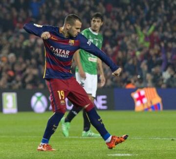 Sandro Ramírez. El canario llegó a Barcelona en 2009 con 14 años. Tras pasar por las categorias inferiores en 2015 pasó a formar parte del primer equipo. Tras ser suplente habitual su contrato expiró en junio de 2016 y fichó por el Málaga donde es el delantero titular.