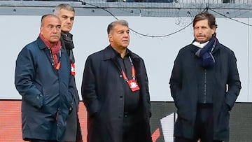 Laporta al frente de su equipo de direcci¨®n deportiva.