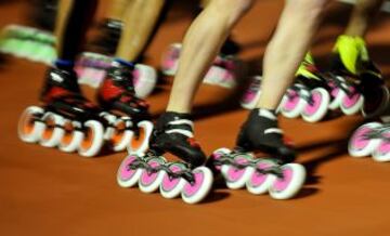 Detalle de los patinadores que compiten en la prueba de velocidad de los 500m femeninos durante los Juegos Mundiales 2013 en Cali, Colombia.