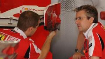 <b>PENDIENTE DE TODO. </b>Pat Fry (a la derecha) es el encargado de gestionar las estrategias de carrera de Ferrari esta temporada.