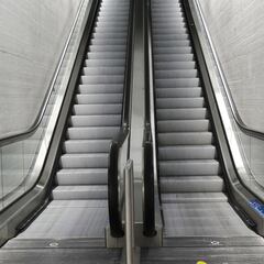 El motivo por el que las escaleras mecánicas tienen cepillos y por qué no deberías usarlos