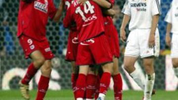 Los jugadores de la Real festejan uno de los goles en 2004. Fue su último triunfo (1-4).