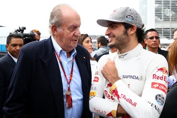 Sainz, en el paddock del GP de Mxico 2015, con el rey emrito Juan Carlos I, un gran aficionado de la Frmula 1 y de los pilotos espa?oles.