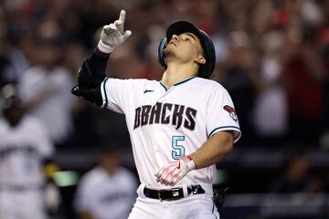 Alek Thomas, seleccionado mexicano de béisbol, celebra uno de los cuadrangulares que pegó ante los Phillies en la serie de campeonato de la Liga Nacional de la MLB.