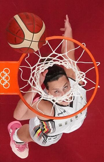 Antonia Delaere justo en el momento en el que anota una caasta en el Bélgica - Puerto Rico. 