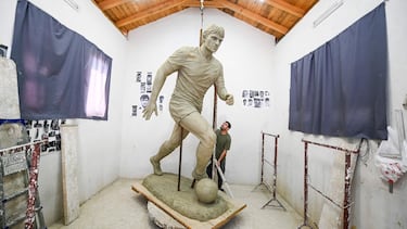 Estatua en honor a Fadil Vokrri, exjugador y expresidente de la federación kosovar.