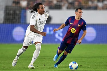 Christian Karembeu y Javier Saviola.