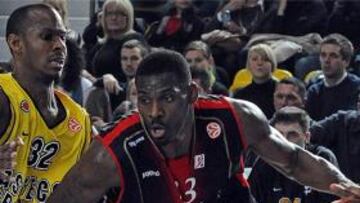 <b>Determinante</b>. El capitán del Regal Barcelona, Roger Grimau, destacó que su nuevo compañero Pete Mickeal es el mejor alero de la ACB.