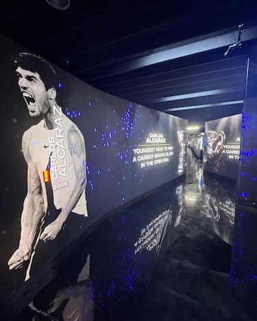 El cartel que le recuerda su hazaña. 