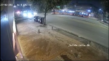 El choque entre un bus y una camioneta en la calle 80 habría sido causado por una imprudencia vial. Las autoridades investigan si el conductor del vehículo particular se pasó un semáforo en rojo.