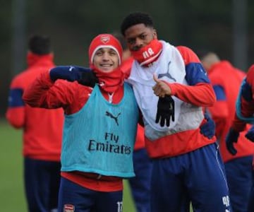 Alexis Sánchez disfrutó en el entrenamiento.