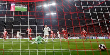 3-2. Transición de vértigo del Real Madrid. Vinicius conecta con Kylian Mbappé dentro del área y en el mano a mano, supera a Manuel Neuer.