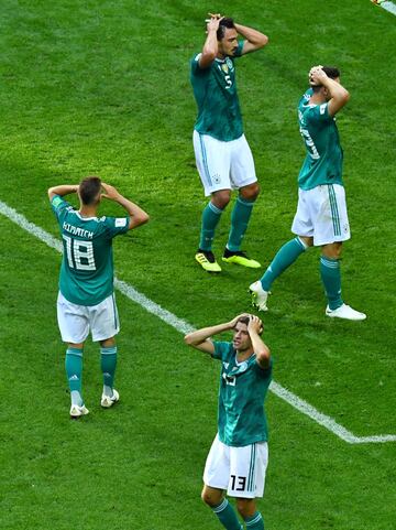 Los jugadores alemanes se lamentan del primer gol de Corea.