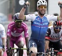 Cavendish vuelve a ganar en el Giro con un bonito esprint