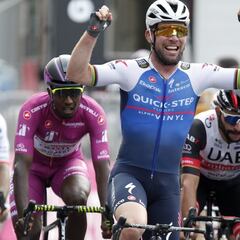 Cavendish vuelve a ganar en el Giro con un bonito esprint