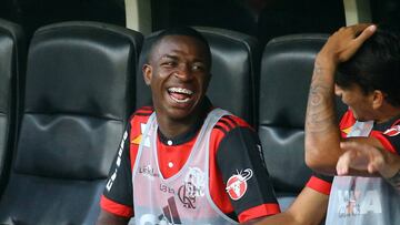 Vinicius Junior en el banquillo del Flamengo.