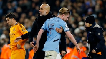 Soccer Football - Champions League - Knockout Phase Playoff - First Leg - Manchester City v Real Madrid - Etihad Stadium, Manchester, Britain - February 11, 2025 Manchester City's Kevin De Bruyne with Manchester City manager Pep Guardiola after being substituted Action Images via Reuters/Jason Cairnduff