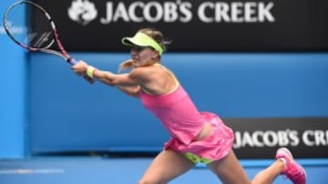 Eugenie Bouchard perdió a manos de Maria Sharapova en cuartos de final del Abierto de Australia el martes.